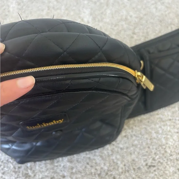 ⭐️Tushbaby⭐️ Black Vegan Leather Hip Carrier - Picture 8 of 10